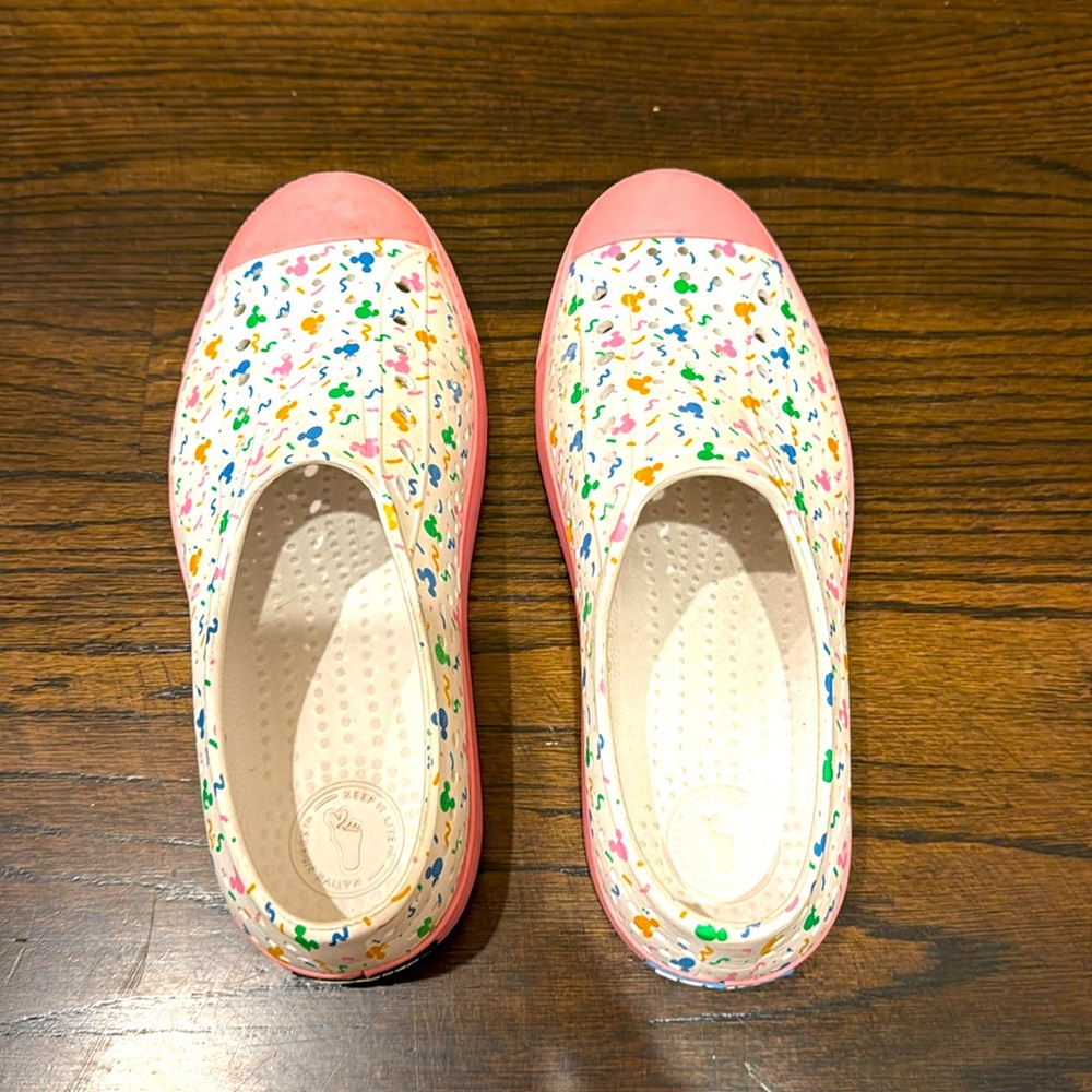 Native Disney Jefferson Slip-On Shoes Size 4 Kids Mickey Mouse Confetti